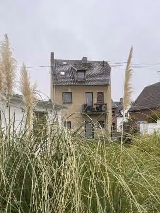 Zwangsversteigerung Zweifamilienhaus in Erftstadt, Liblar – Nordostansicht und Gartenansicht des Hauses.