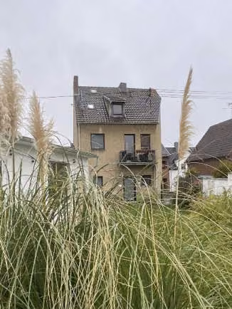 Zwangsversteigerung Zweifamilienhaus in Erftstadt, Liblar – Nordostansicht und Gartenansicht des Hauses.