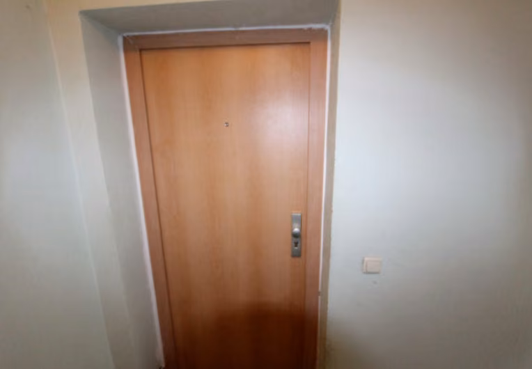 Zwangsversteigerung Eigentumswohnung in Köln, Gremberghoven – Wohnungseingangstür der Einheit.