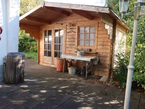 Zwangsversteigerung Eigentumswohnung in Werdohl, Pungelscheid – Gartenhaus im Terrassenbereich der Wohnung.