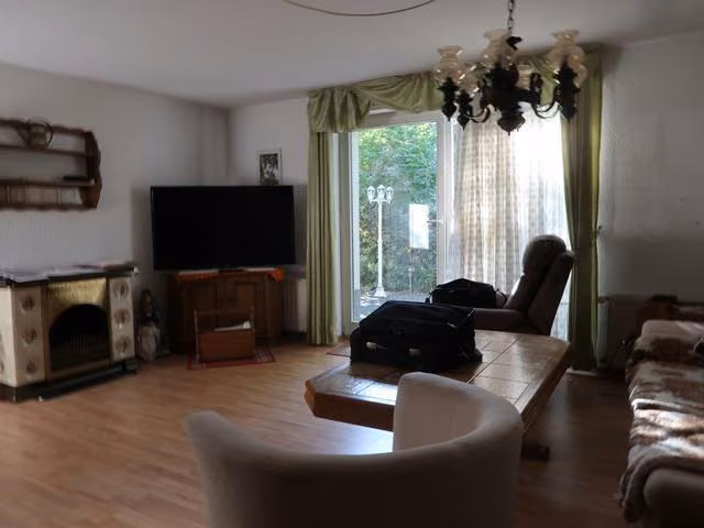 Zwangsversteigerung Eigentumswohnung in Werdohl, Pungelscheid – Wohnzimmer mit Blick zur Terrasse.