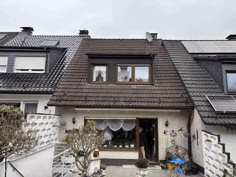 Zwangsversteigerung Einfamilienhaus in Wuppertal, Barmen – Vorderansicht des Reihenmittelhauses.