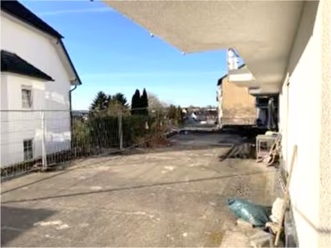 Zwangsversteigerung Eigentumswohnung in Wermelskirchen – Rückwärtige Ansicht des Gebäudes mit der Wohnung Nr. 1 im Erdgeschoss.