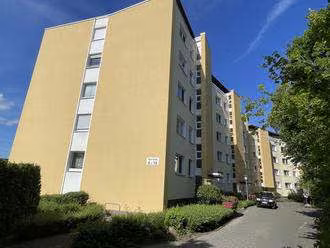 Zwangsversteigerung Eigentumswohnung in Bielefeld, Sennestadt – Nordostansicht des Wohnblocks im Bereich des Hauseingangs Wintersheide 4.
