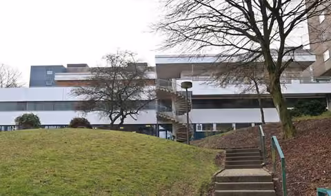 Zwangsversteigerung Stellplatz/Garage in Wuppertal, Elberfeld – Außenansicht des Gebäudeparkdecks mit Schwimmbad im Erdgeschoss.