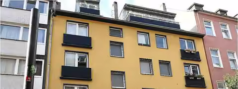 Zwangsversteigerung Eigentumswohnung in Köln, Neustadt/Süd – Straßenansicht des Vorderhauses Kyffhäuserstraße 41a mit der Hausdurchfahrt.