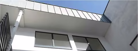 Zwangsversteigerung Eigentumswohnung in Köln, Neustadt/Süd – Rückseitige Ansicht des Obergeschosses mit Balkon.
