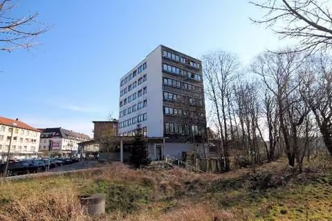 Zwangsversteigerung Eigentumswohnung in Marl, Hüls-Süd – Außenansicht des siebengeschossigen Wohngebäudes mit Markierung der Wohnung.