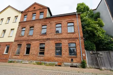 Zwangsversteigerung Mehrfamilienhaus in Oschersleben – Straßenseitige Ansicht des Wohnhauses in Oschersleben.