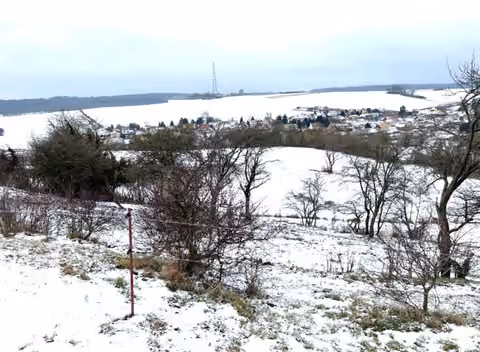 Zwangsversteigerung Landwirtschaft in Bad Berka, Gutendorf – Verschneite Außenansicht des Grundstücks im Winter.