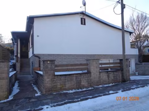 Zwangsversteigerung Einfamilienhaus in Apolda – Einfamilienhaus An der Karlsquelle 31 in Apolda - straßenseitige Nordansicht.