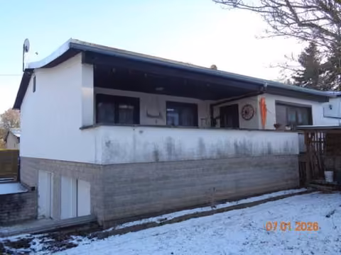 Zwangsversteigerung Einfamilienhaus in Apolda – Gartenseitige Nordwestansicht des Einfamilienhauses.