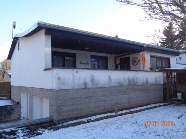 Zwangsversteigerung Einfamilienhaus in Apolda – Gartenseitige Nordwestansicht des Einfamilienhauses.