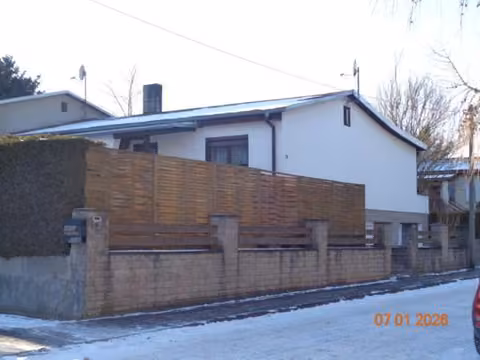 Zwangsversteigerung Einfamilienhaus in Apolda – Putzschäden und Fassadenverschmutzung im Bereich der Terrasse.