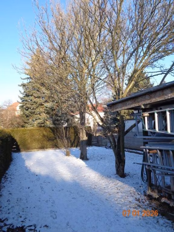 Zwangsversteigerung Einfamilienhaus in Apolda – Zufahrt zu den Garagen im Kellergeschoss von der Straße.