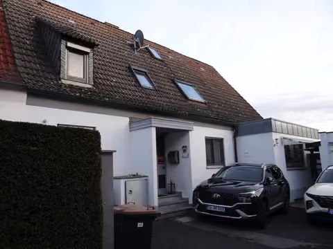 Zwangsversteigerung Zweifamilienhaus in Niederwerrn – Blick auf die Doppelhaushälfte von Nord-Westen.