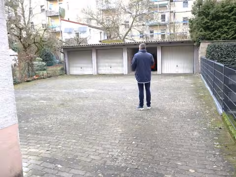 Zwangsversteigerung Eigentumswohnung in Bamberg, Mitte – Südwestlicher Grundstücksbereich mit Blick auf die Garagen.