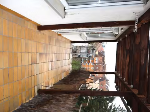 Zwangsversteigerung Eigentumswohnung in Bamberg, Mitte – Balkon mit Südwestausrichtung und Holzüberdachung.