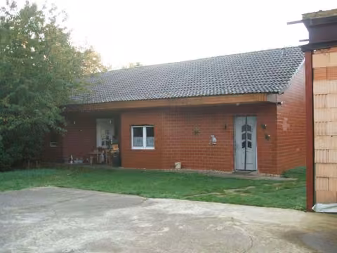 Zwangsversteigerung Einfamilienhaus in Uelzen, Ripdorf – Einfamilienhaus Nordseite mit Eingangsbereich