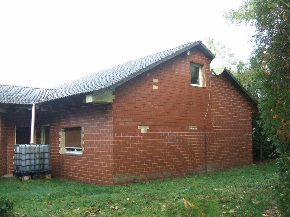 Zwangsversteigerung Einfamilienhaus in Uelzen, Ripdorf – Einfamilienhaus Südostansicht mit Edelstahlschornstein