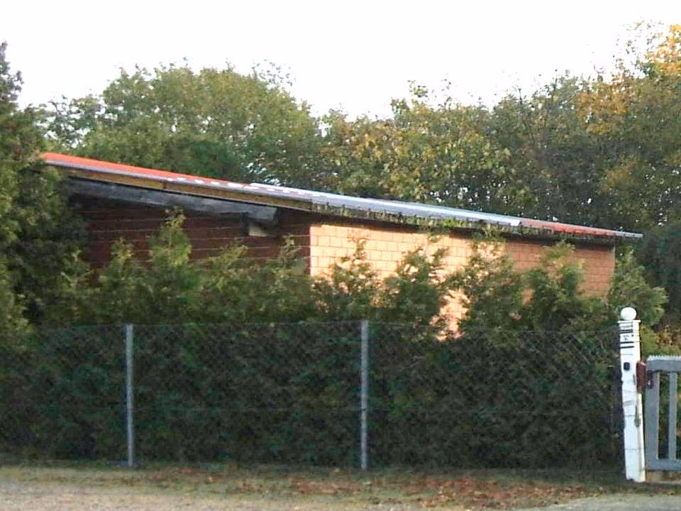 Zwangsversteigerung Einfamilienhaus in Uelzen, Ripdorf – Hallenteil Ostansicht mit betonierter Vorfläche