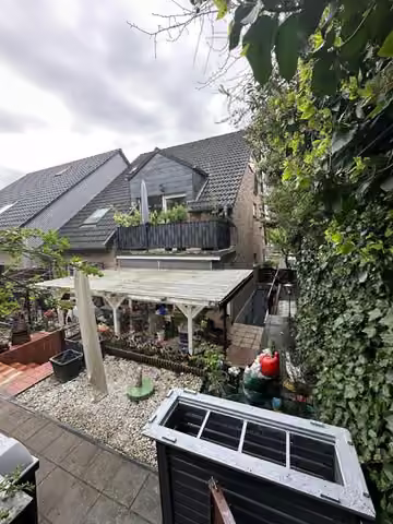 Zwangsversteigerung Doppelhaushälfte in Langerwehe – Rückansicht des Hauses mit Terrasse und Gartenbereich.