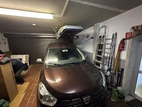 Zwangsversteigerung Doppelhaushälfte in Langerwehe – Integrierte Garage im Kellergeschoss.