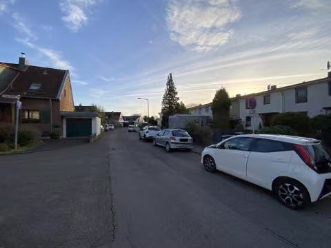 Zwangsversteigerung Reihenhaus in Köln, Mülheim – Nachbarbebauung in der Berner Straße Richtung Süden.
