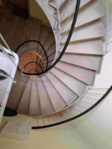 Zwangsversteigerung Eigentumswohnung in Wuppertal, Elberfeld – Treppenhaus (Wendeltreppe).