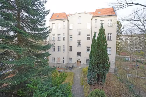 Zwangsversteigerung Wohn-/Geschäftshaus in Berlin, Schmargendorf – Eingangsseite und Südansicht des hofseitigen Altbaus.