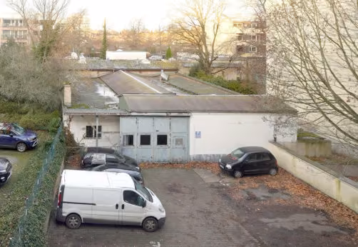 Zwangsversteigerung Wohn-/Geschäftshaus in Berlin, Schmargendorf – Aufsicht auf das eingeschossige Werkstattgebäude im Hof.