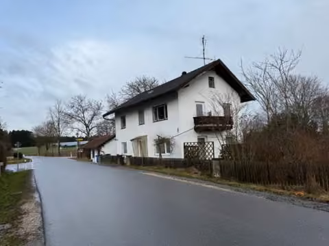 Zwangsversteigerung Einfamilienhaus in Falkenberg, Volksdorf – Südostansicht des Einfamilienhauses mit der vorbeiführenden Straße.