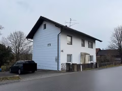 Zwangsversteigerung Einfamilienhaus in Falkenberg, Volksdorf – Südwestansicht des Wohnhauses mit Stellplatzbereich.