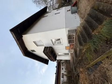 Zwangsversteigerung Einfamilienhaus in Falkenberg, Volksdorf – Nordostansicht des Wohnhauses mit Hangterrasse.