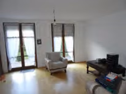 Zwangsversteigerung Doppelhaushälfte in Neufahrn b. Freising – Wohnzimmer im Erdgeschoss mit Zugang zur Terrasse.