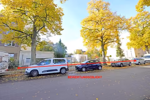 Zwangsversteigerung Grundstück in Berlin, Schmargendorf – Straßenansicht des Bewertungsgrundstücks mit markierter Grenze.