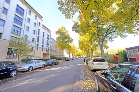 Zwangsversteigerung Grundstück in Berlin, Schmargendorf – Blick entlang der Friedrichshaller Straße mit Baumbestand.
