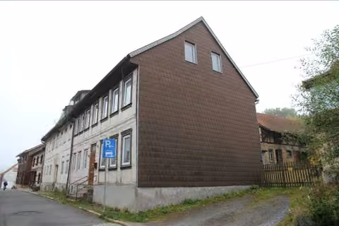 Zwangsversteigerung Einfamilienhaus in Oberharz am Brocken, Benneckenstein – Straßenseitige Ansicht des zweigeschossigen Wohnhauses.