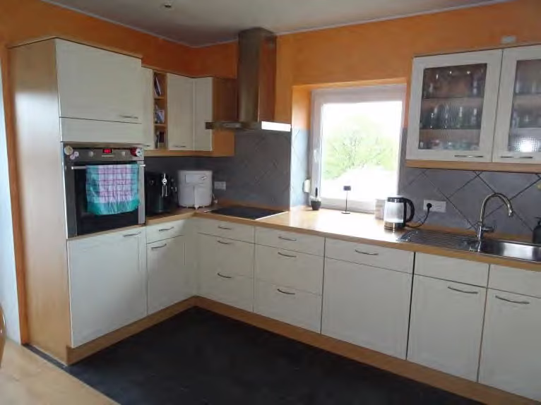 Zwangsversteigerung Einfamilienhaus in Bad Endbach, Bottenhorn – Modernisierte Einbauküche im Erdgeschoss.