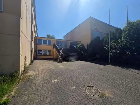 Zwangsversteigerung Gewerbe in Gadebusch – Nordseite des viergeschossigen Büro- und Verwaltungsgebäudes an der Straße.
