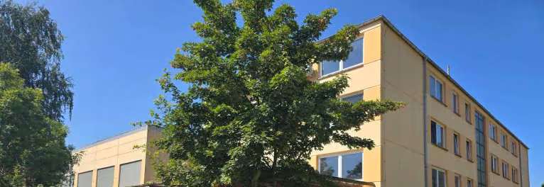 Zwangsversteigerung Gewerbe in Gadebusch – Ostgiebel des Bürogebäudes mit Vorplatz und Rampe.