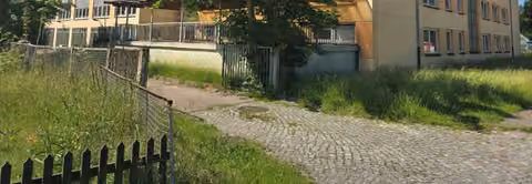 Zwangsversteigerung Gewerbe in Gadebusch – Ostansicht des zweigeschossigen Zwischenbaus und des Saalgebäudes.