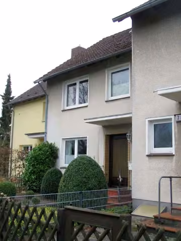 Zwangsversteigerung Reihenhaus in Uelzen – Nordwestansicht des Reihenmittelhauses mit Eingangsbereich und Vorgarten.