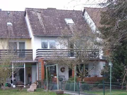 Zwangsversteigerung Reihenhaus in Uelzen – Südansicht des Reihenmittelhauses mit Balkon und Terrasse.