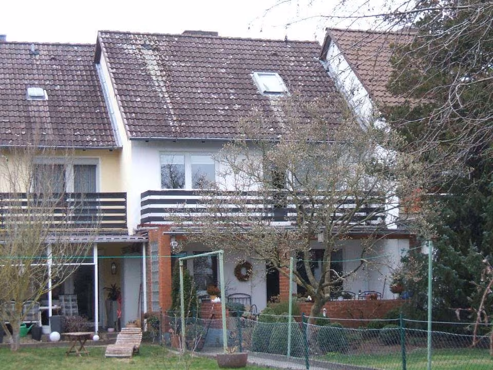 Zwangsversteigerung Reihenhaus in Uelzen – Südansicht des Reihenmittelhauses mit Balkon und Terrasse.