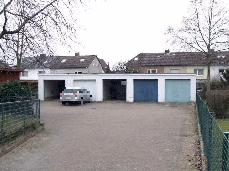 Zwangsversteigerung Reihenhaus in Uelzen – Westansicht der Reihengaragenanlage mit zugehöriger Garage.