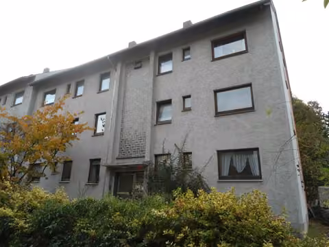 Zwangsversteigerung Mehrfamilienhaus in Löhne, Gohfeld – Vorderansicht des Mehrfamilienhauses mit Eingangsbereich.