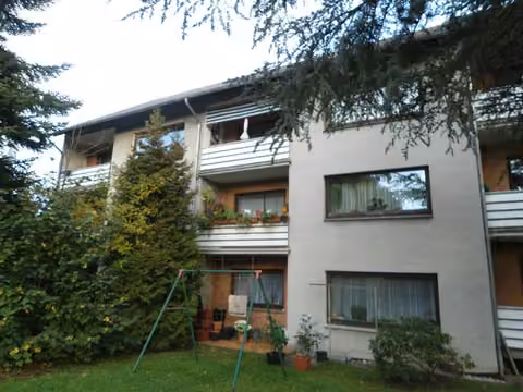 Zwangsversteigerung Mehrfamilienhaus in Löhne, Gohfeld – Rückansicht des Gebäudes mit den Loggien der Wohneinheiten.