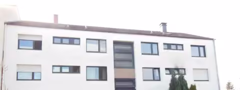 Zwangsversteigerung Eigentumswohnung in Beverungen, Würgassen – Ost-Ansicht der Eingangsseite des Gebäudekomplexes.