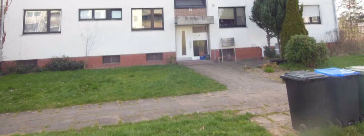 Zwangsversteigerung Eigentumswohnung in Beverungen, Würgassen – Rückwärtige West-Ansicht des Gebäudes mit Balkonen.